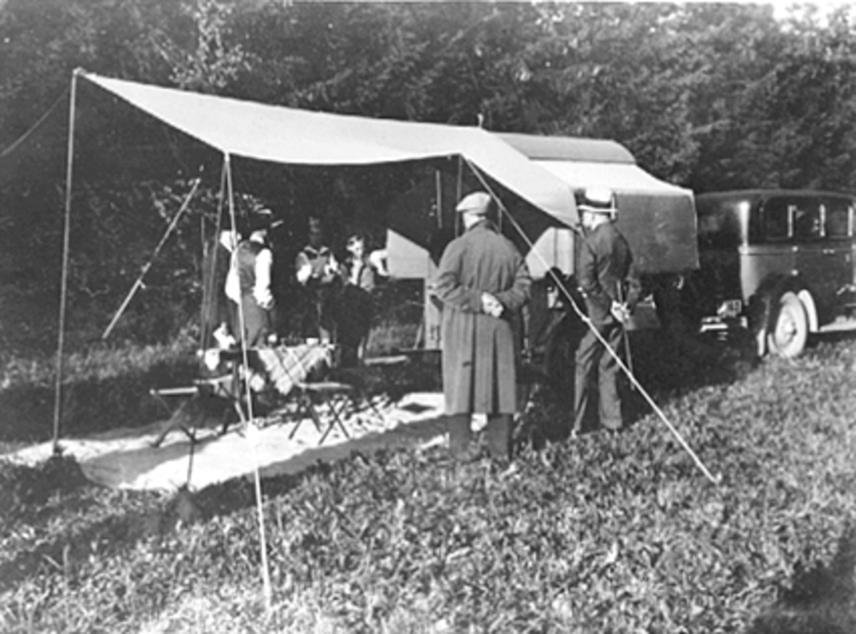 K. N. A. CAMPING-UTSTILLING OG DEMONSTRASJON AV COMBI-CAMP PÅ HEDMARKSMUSEET OG DOMKIRKEODDEN, MYE FOLK