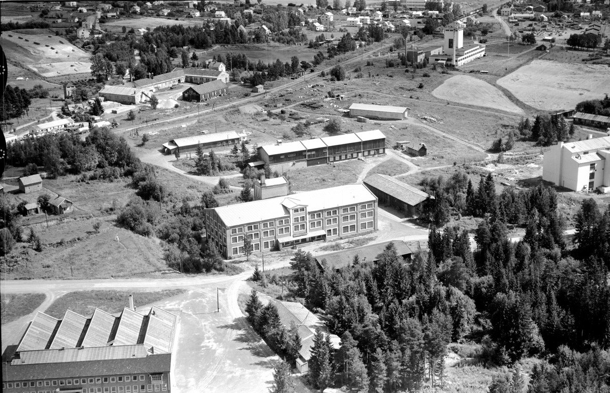 Hamar, Flyfoto, Martodden, Birkebeinervegen 21 Stålverket bygd i 1918-19 Thynes Møbelfabrikk fra 1949, senere bruk Herman Mehrens: Merit konfeksjon i 1956, bak Stålverket: Hamar Sagbladfabrikk, bak til venstre Kivron fabrikken,