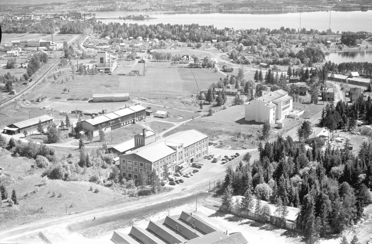 Hamar, Flyfoto, Martodden, Birkebeinervegen 21 Stålverket bygd i 1918-19 Thynes Møbelfabrikk fra 1949 senere bruk Herman Mehrens: Merit konfeksjon i 1956, bak Stålverket: Hamar Sagbladfabrikk etablert i 1949, taket til  høyre K. A. Rasmussen edelmetall i forkant bygd i 1950, Statens Skogfrøverk i lys bygning bygd i 1953, Rektifikasjonsanlegget bak til venstre fra 1930,