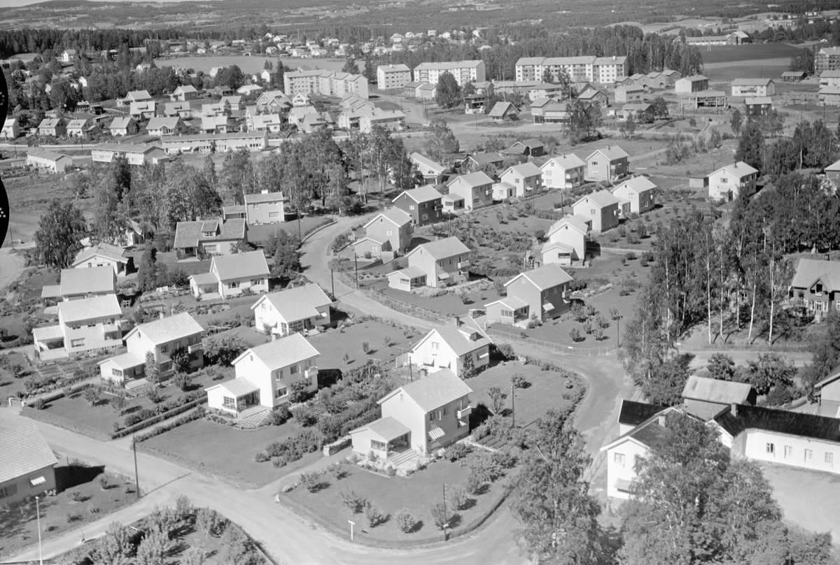 Hamar, flyfoto, Rollsløkka, Seiersted pensjonat i Platous gate 5 til høyre, villaer i Syver Andersens gate og Rollsløkkvegen, blokkene på Børstad i bakgrunnen, Ringgata,