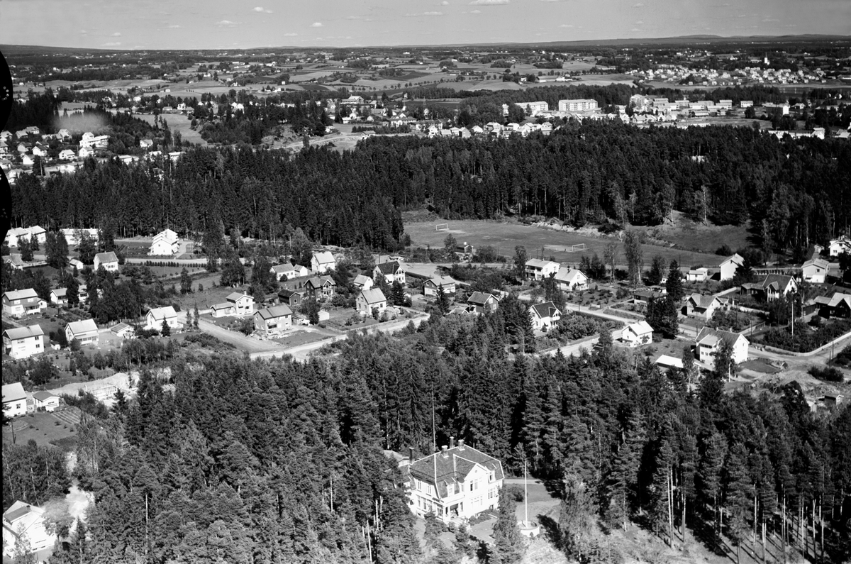 Hamar, flyfoto, Bondesvea mot Ajer, Bratbakken i forgrunnen Uelands gate 17, Aluvegen, Hakabekkvegen, Greveløkka fotballbane - Arbeidernes Idrettsplass, Christopher Bruuns gate, Ankerskogen,