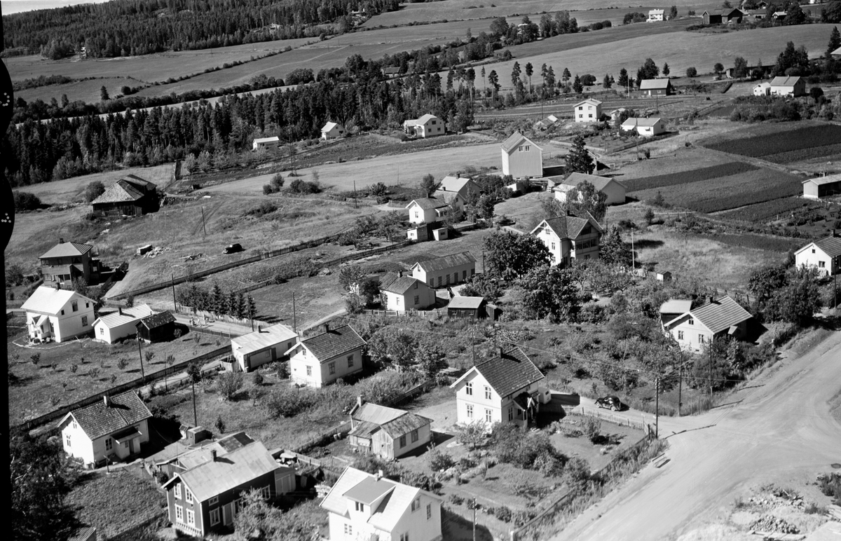 Hamar, flyfoto, Dalsløkka, i krysset Vognvegen - Kornsilovegen 2, eneboliger på Jønsrudløkka,  de to første husene i Kornsilovegen: Grønsveen, Stenstua og Haave,