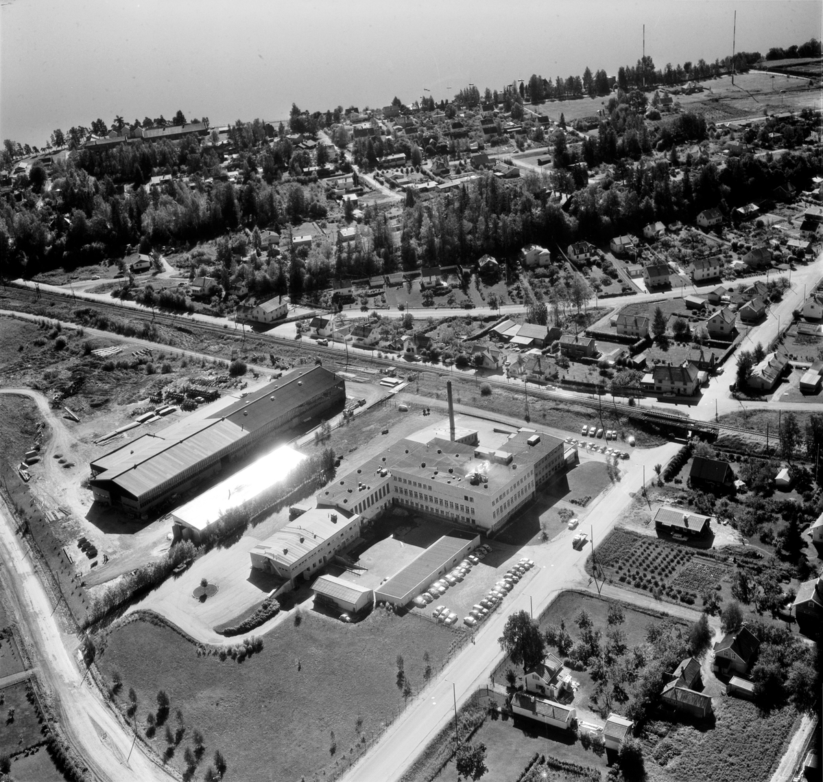 Hamar, Flyfoto, Storhamar, det nye A/S Hamar slakteri som ble tatt i bruk i oktober 1953 i Vognvegen 25, i dag Maxi kjøpesenter som åpnet i 1986, Ankerløkkens Mekaniske Verksted, jernbanesporet langs Nordvikvegen, eneboliger i Mabel Sandbergs veg