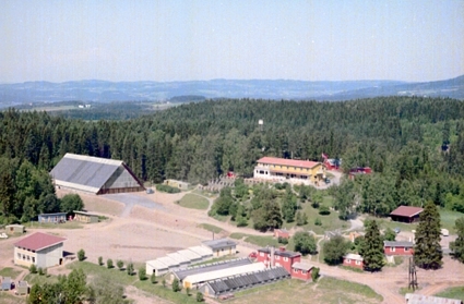 Hamar, flyfoto, Hedmarktoppen Motell og Camping, Hedmarkhallen ble åpnet 1. juli 1964 med 2500 sitteplasser, utescene, drivhusene til gården Alhaug Vestre i forgrunnen,