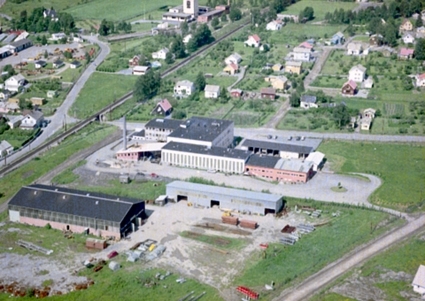 Hamar, Flyfoto, Storhamar, det nye A/S Hamar slakteri som ble tatt i bruk i oktober 1953 i Vognvegen 25, i dag Maxi kjøpesenter som åpnet i 1986, Ankerløkken Mekaniske Verksted, jernbanesporet langs Nordvikvegen, Stormyra, villaer i Reinert Svendsens gate,