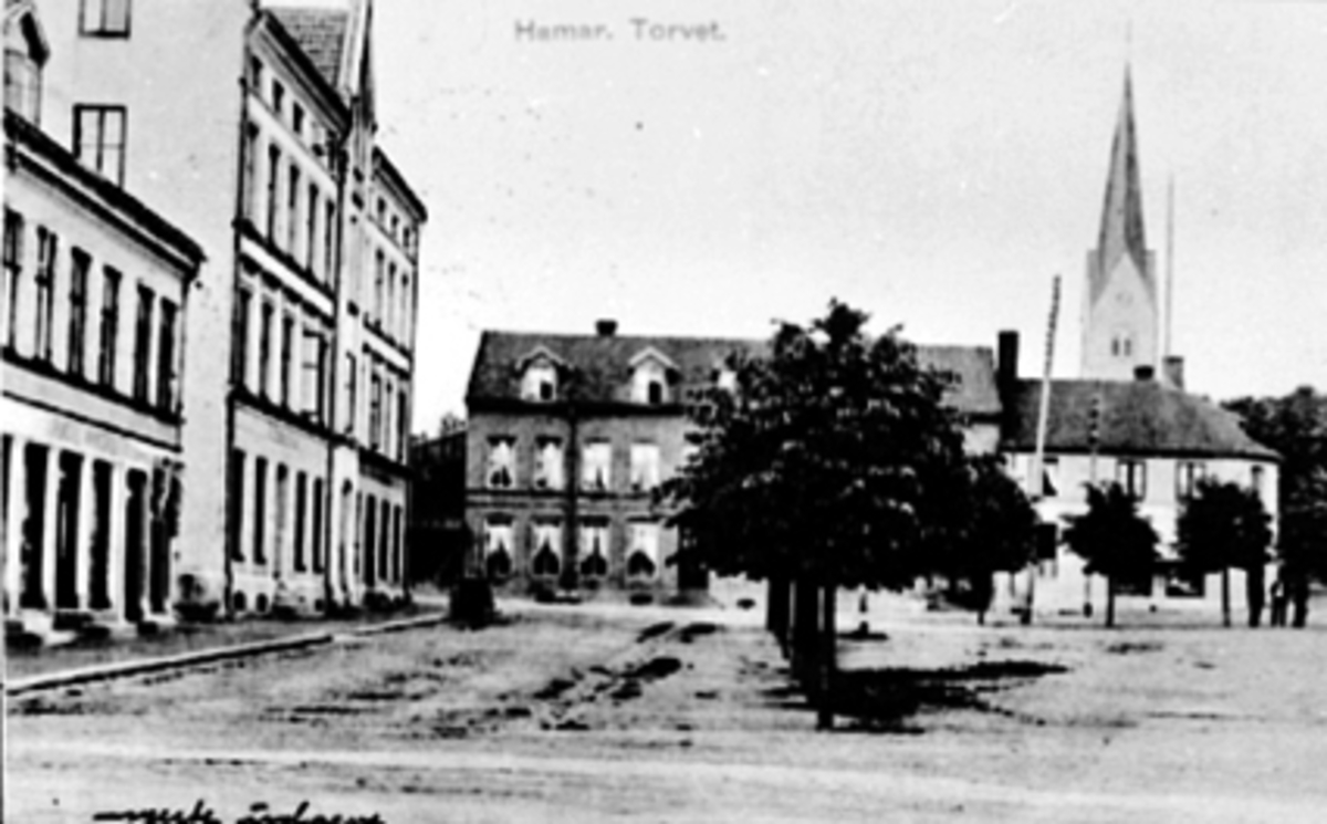 Postkort, Hamar, Stortorget, til venstre Aasgården, Torggata 91 - 93 Jønsrudgården,