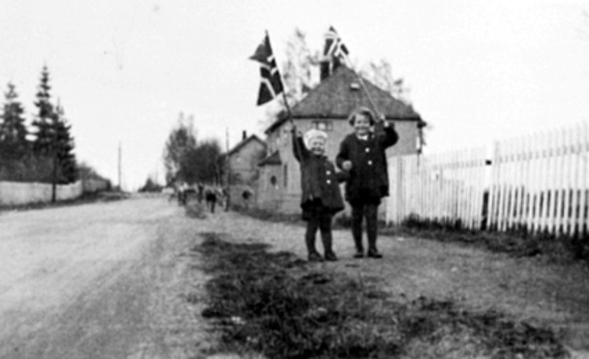 HOLSETGATA, FREDSDAGEN 8. MAI 1945, 2 JENTER MED NORSKE FLAGG, FRA VENSTRE: INGER ELSE LARSEN, LIV KRAFT LUND