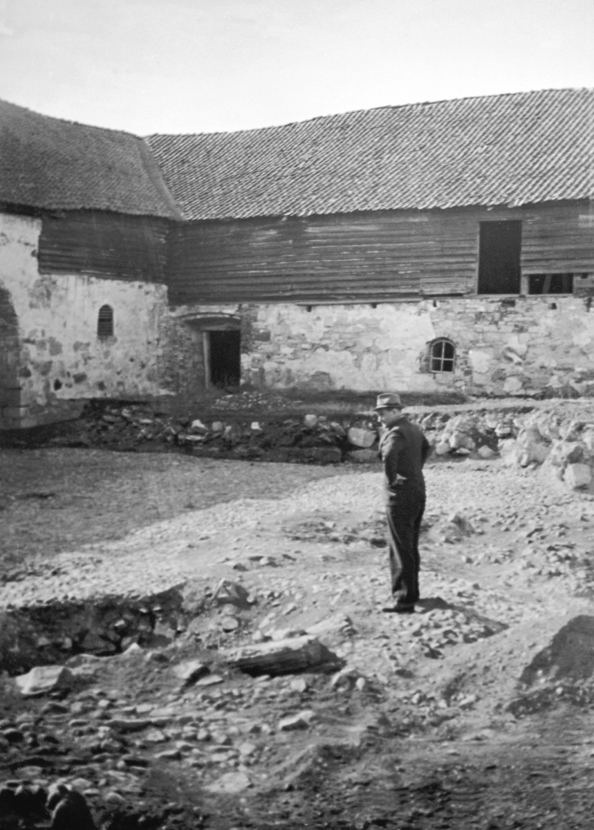 Hamar, Hedmarksmuseet og Domkirkeodden, konservator Toralv Bleken-Nilssen i Borggården i Hamar bispegård, Storhamarlåven, arkeologiske utgravninger,