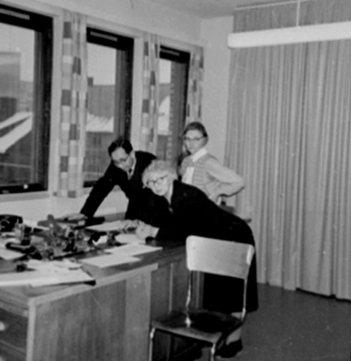 Hamar kommune, Hamar sosialkontor i 4 etg. i Grønnegata 64 (mot Sverregate), interiør, f.v sosialsjef O. G. Evensen, Julie Moe, menighetssøster Gunda Bang.