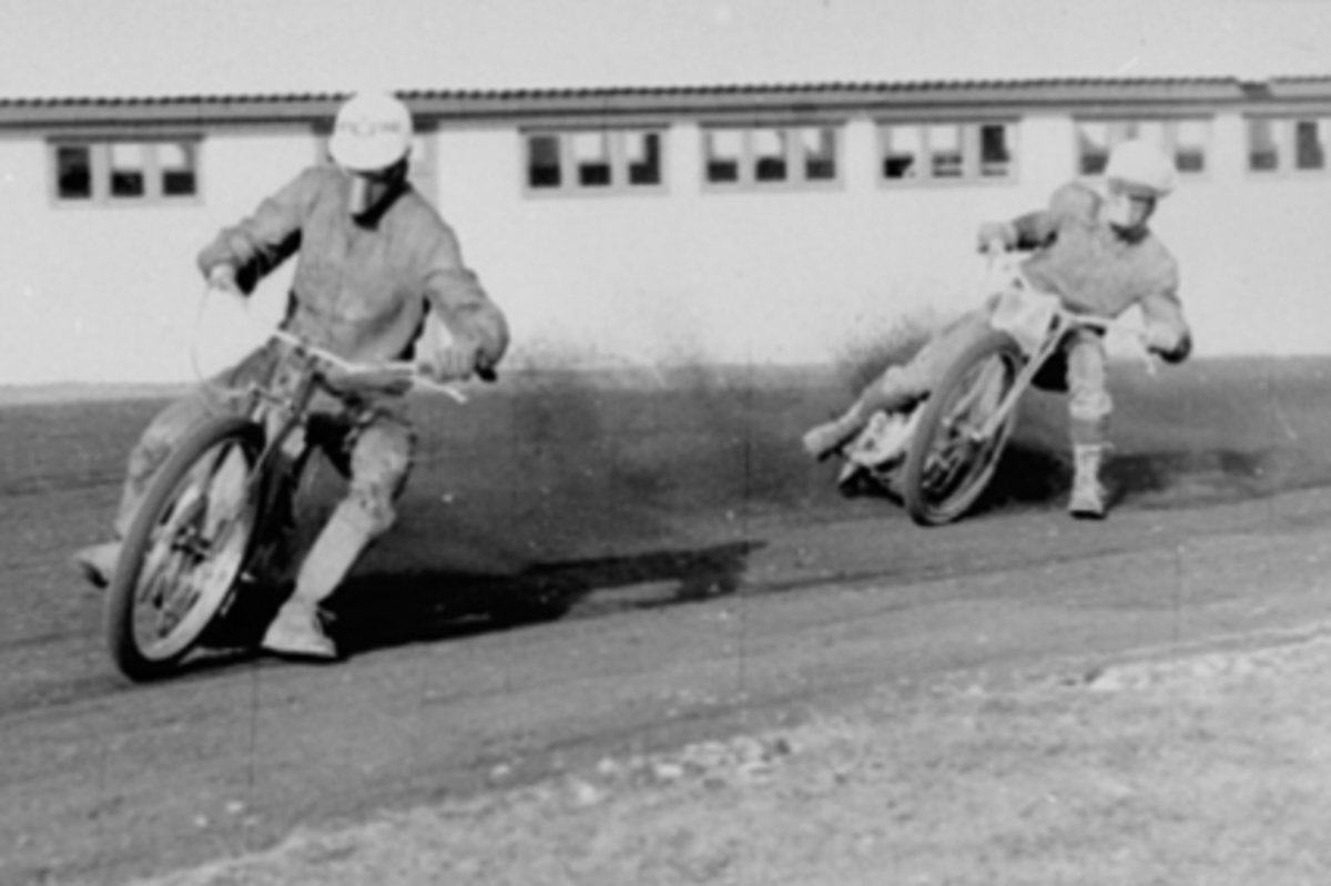 UTSTILLINGSPLASSEN, NORGESMESTERSKAP, MOTORSYKKEL, SPEEDWAY, FRA VENSTRE: NORGESMESTER REIDAR KRISTOFFERSEN, ODD JOHANSEN