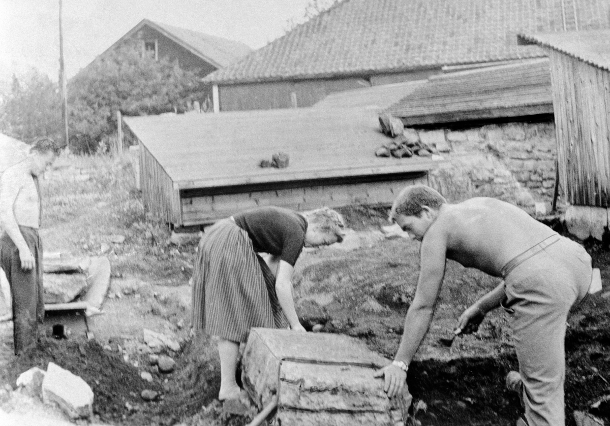 ARKEOLOGISKE UNDERSØKELSER I HAMAR BISPEGÅRD. 3 ARBEIDER MED UTGRAVING I BISPEGÅRDEN, HEDMARKSMUSEET OG DOMKIRKEODDEN