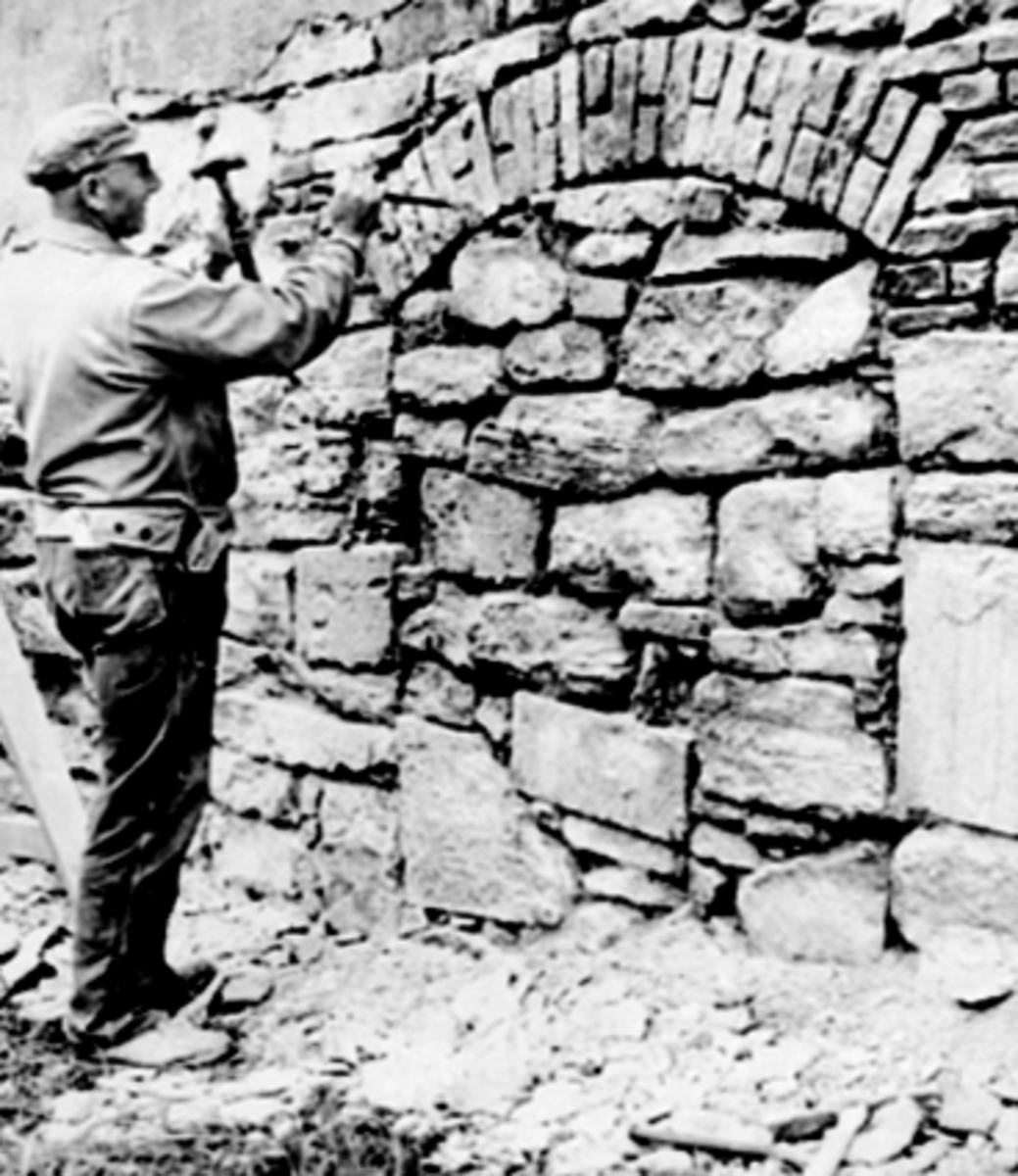 OTTAR NILSEN SLÅR AV MURPUSS PÅ ØSTVEGGEN AV STORHAMARLÅVEN, RESTAURERING, HEDMARKSMUSEET OG DOMKIRKEODDEN