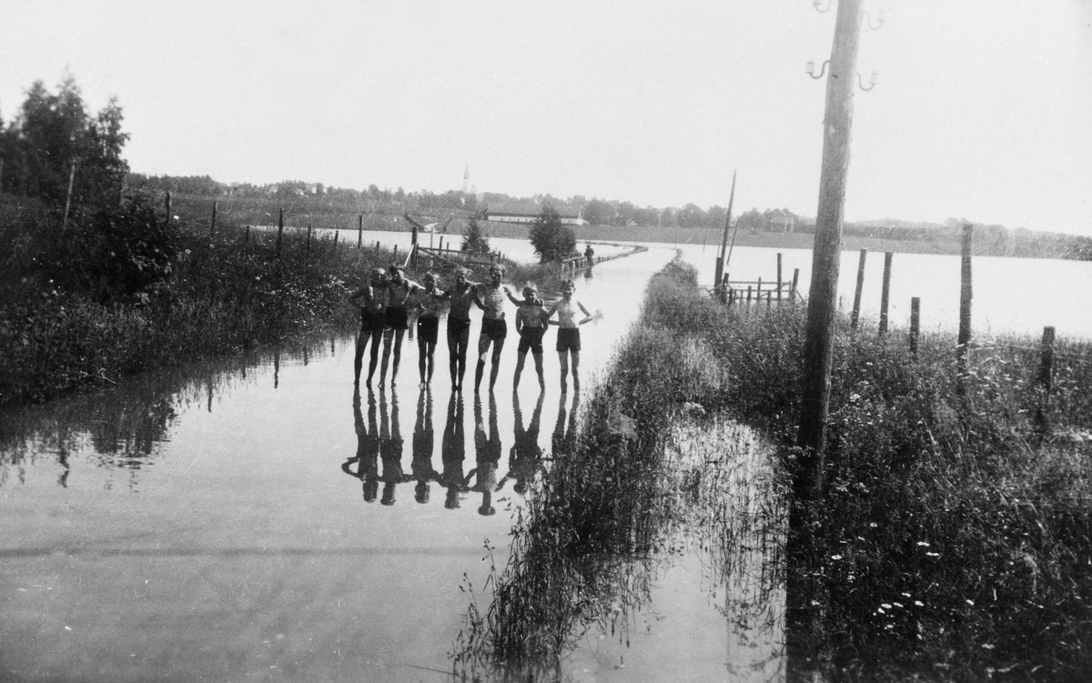 MJØSFLOM 1927, RIKSVEG 25, VANGSVEGEN, GRUPPE 7 BARN LEKER, ÅKERSVIKA 
