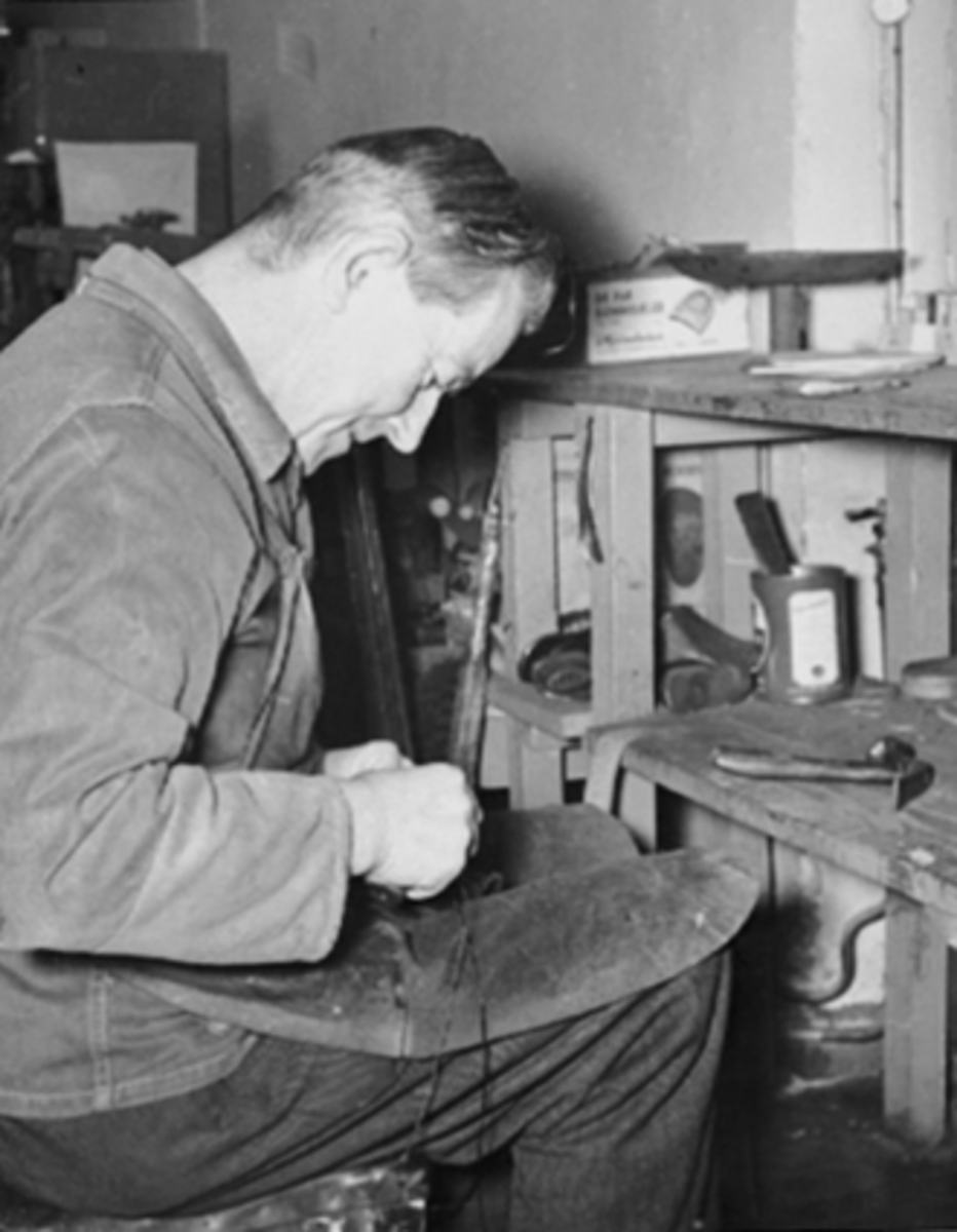 Hamar, Skomaker Peder Lorentzen (1899-1980), ansatt skomaker hos Eyolf Hagen. Butikken lå på hjørnet av Aasgården mot Torggata på Stortorget,