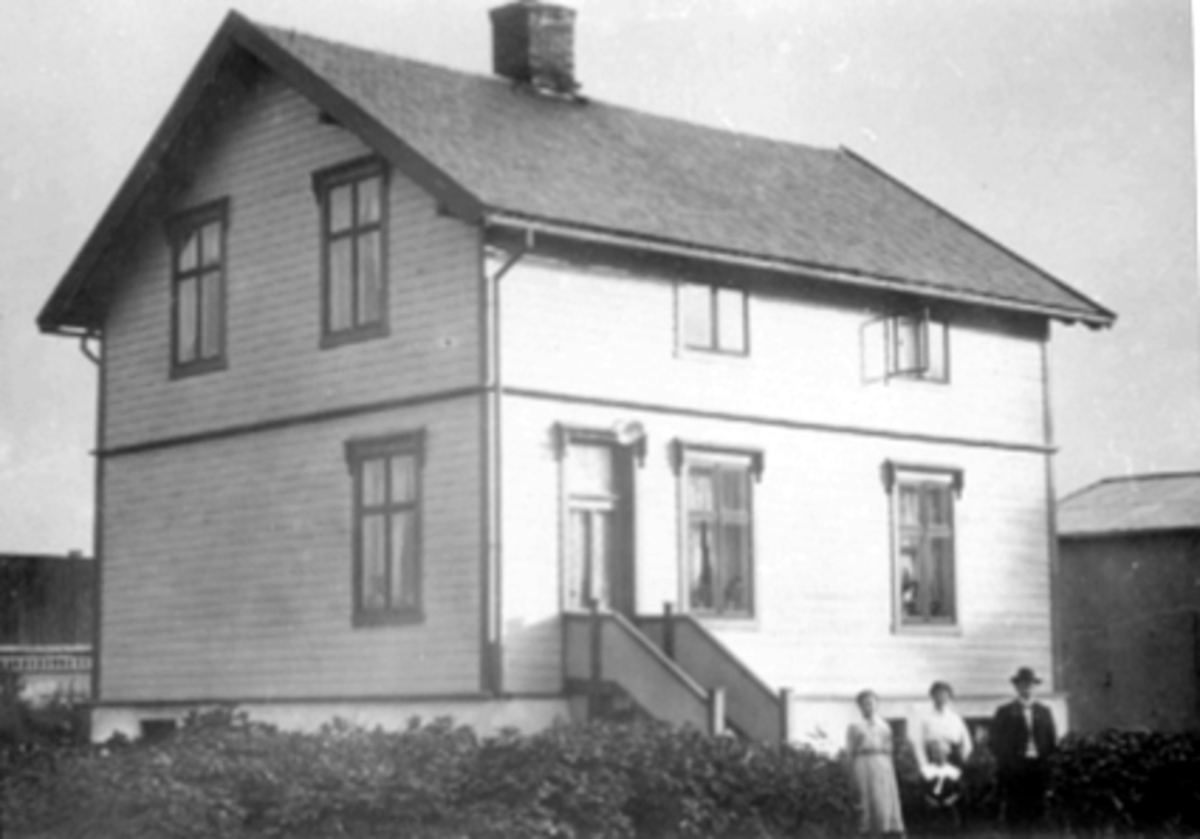 Hamar, Andreas Pedersens gate 13, Grønnli, baker Anton A. Jevanord, huset oppført i 1915, bakeri og butikk, gruppe foran huset fra venstre: Kirsten Jevanord, Olga Jevanord, baker Anton A. Jevanord og sønnen Arild Jevanord,