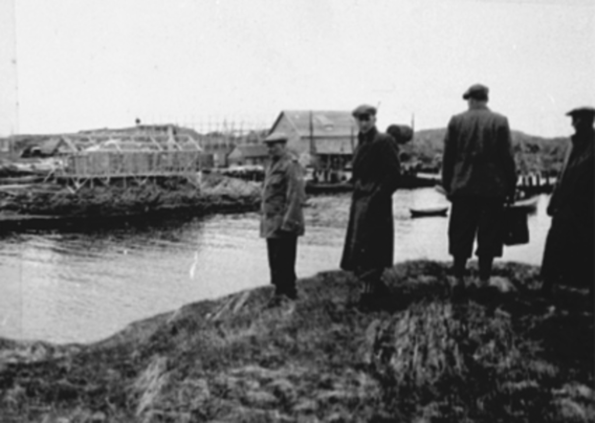 Sørøya, Sørvær, Finnmark, en komite fra Hamar kommune på befaring, Sørværkomiteen 1946 - 1954, besto av rådmann Sig. Pedersen, kringkastingsbestyrer Th. Thorstensen, bokhandler Johan Støkken, overlege N. Bøckman og bestyrer Kristian Gundersen, de reiste på befaring i forbindelse med oppbygging av fiskeværet etter krigen. 
Se NO-31061-01 og bl. a. 0401-08566 til 0401-08571. 