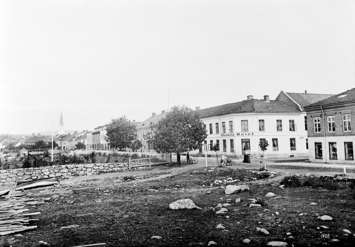 Hamar, Strandgata 15 bakeri, Strandata 21 Victoria hotell, Strandgatehagene før jernbaneutbygging,