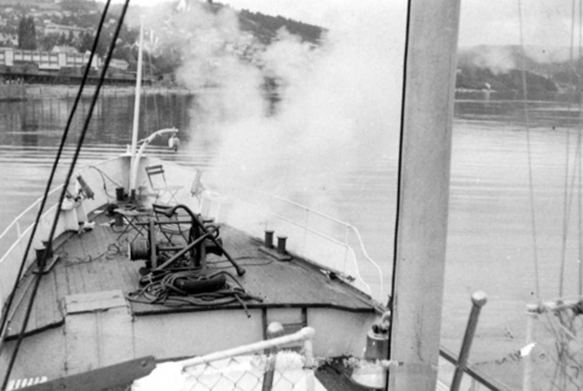Gjøvik brygge, mjøsbåt, D/S Skibladner har bursdag, 2. august 1965 var båten 109 år, avfyrer salutt før ankomst, 
