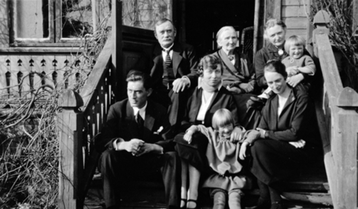 HALSETH-VILLAEN, OLE BULLSGATE 31, BAK F. V. GUREN ? AKRE, OLDEMOR JOHANNE ? AKRE, OLAVA AKRE M/ GERD PÅ FANGET. FORAN F. V. STEIN AKRE, HARRIET AKRE, , AASE AKRE, BERTHE AKRE HANSEN