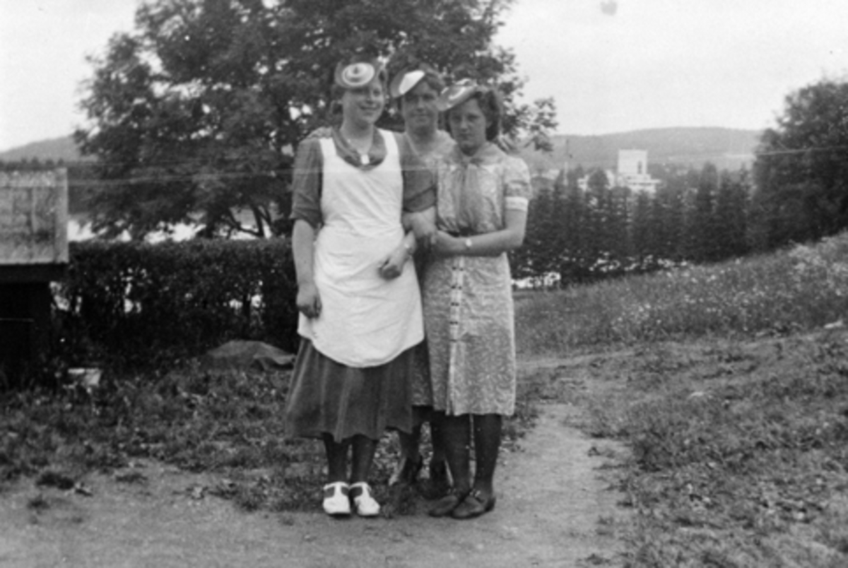 HEDMARKSMUSEET, DOMKIRKEODDEN, BETJENINGEN PÅ RESTAURANTEN, T. V. ASTRID HØIBY, F. TANGNES, ELINE MOEN, F. JOHANNESSEN 1900, OG OLGA ANTONSSEN F. SANDEN I 1921. BILDET ER FRA SLUTTEN AV 1930-TALLET OG TATT PÅ GÅRDSPLASSEN UTENFOR DEN GAMLE KAFEEN. BAK T. V. HUNDEHUSET TIL "FJELL", ELGHUNDEN TIL VAKTMESTER SANDEN 