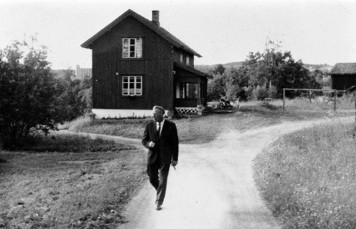 Hamar, Storhamar, Domkirkeodden, Vaktmester Arvid Sanden (1911-1983) foran vaktmesterboligen, "Haugen" som tidligere hadde vært kontorbygningen for ferdighusfabrikken Nordviken Bruk