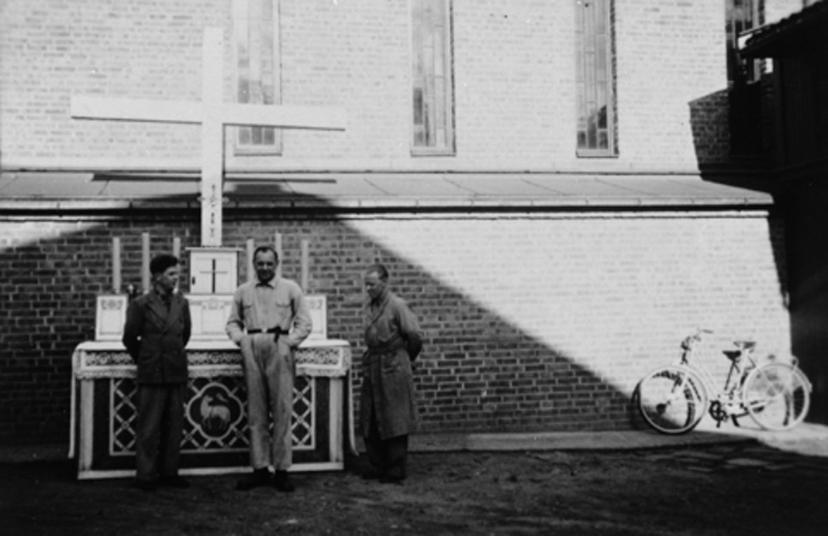 ST. TORFINN, KATOLSKE KIRKE, ALTER MED KORS SOM BLE LAGET TIL GUDTJENESTE PÅ DOMKIRKEODDEN I FORBINDELSE MED 25-ÅRS JUBILEET I 1949. 