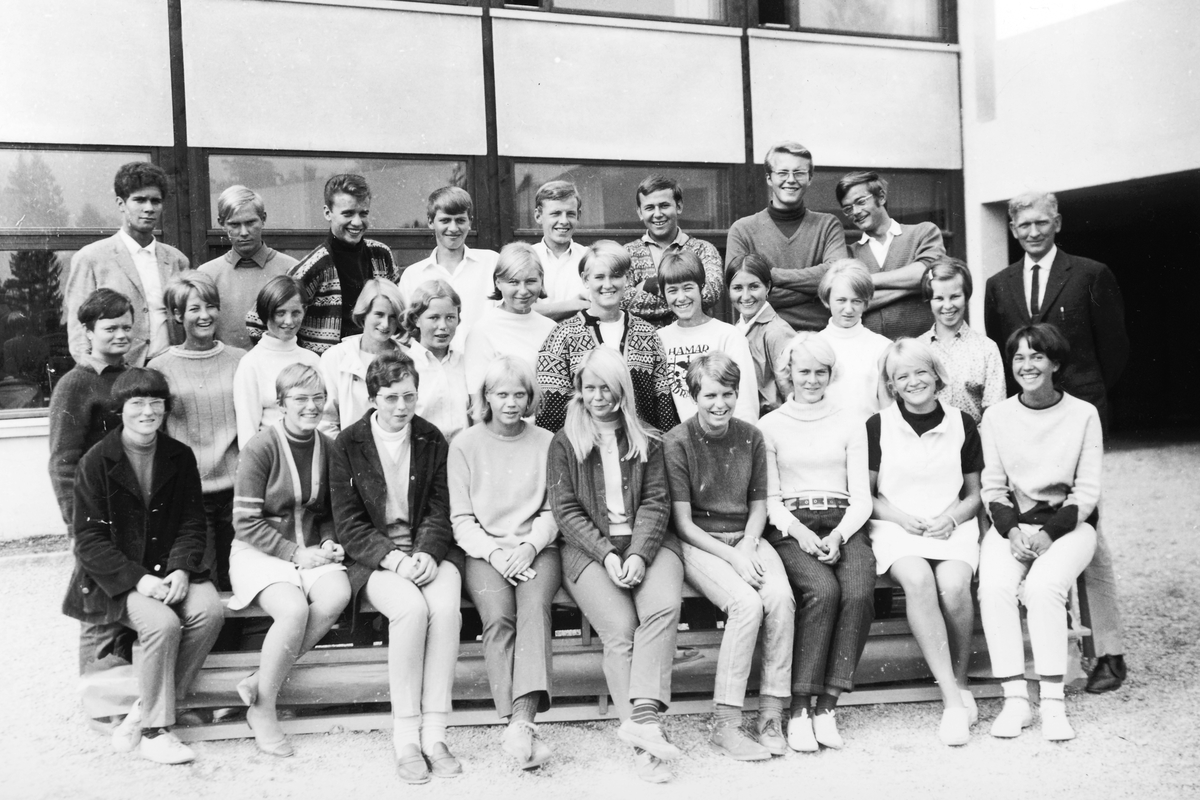 Hamar katedralskole, gruppe elever og lærer, ukjente. 