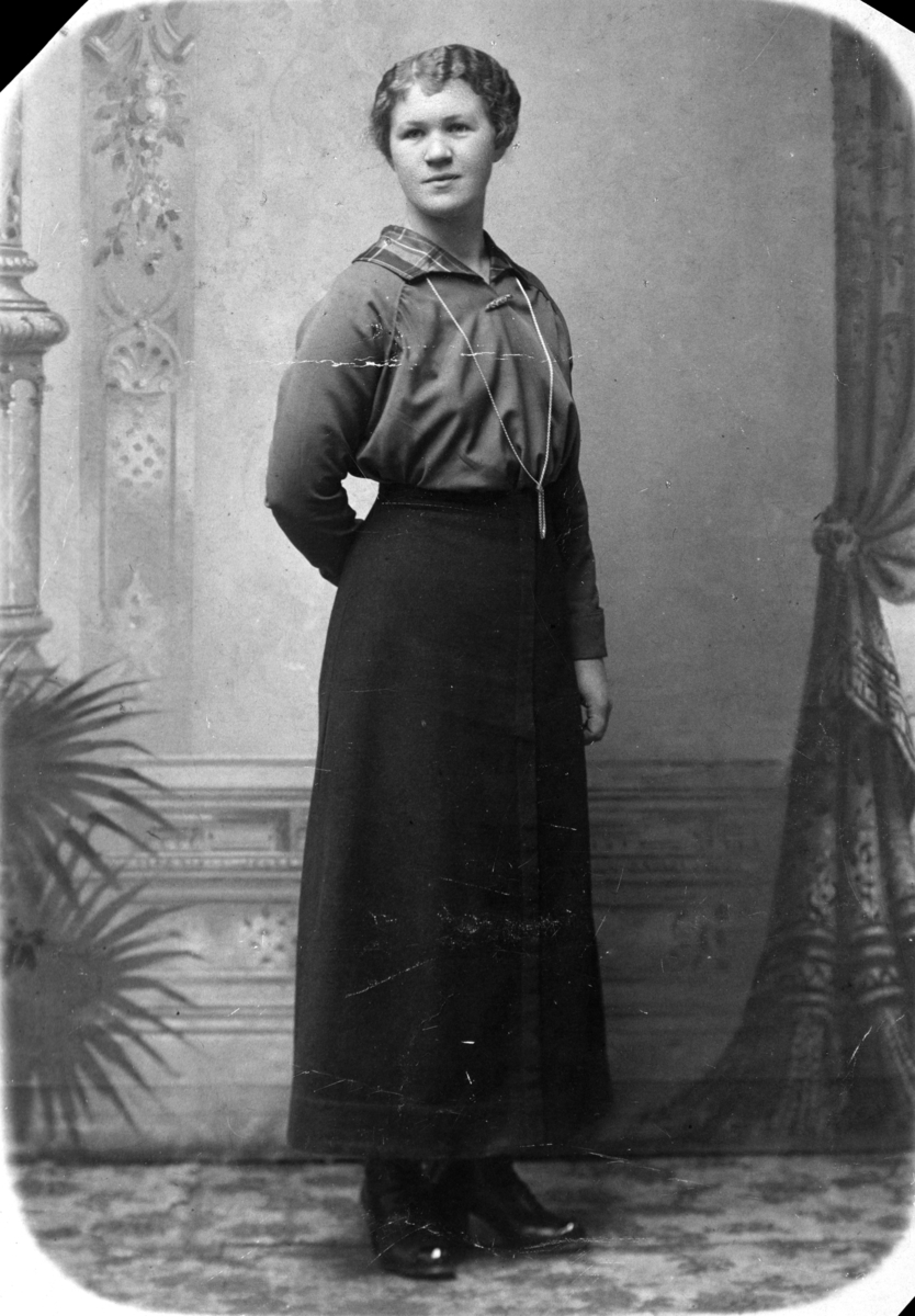 Martha Karoline Olsen Bakken. Født 03. 12. 1893

Hun var fra Ottestad. Og vokste opp i et Våningshus på Løvli. (Løvli lå rett bak/nedenfor Esso stasjonen i Ottestad (bessa). Hun fikk tidlig jobb som tjenestejente i Hamar, og i voksen alder jobbet hun på Bellevue på Ajer. Hun serverte kongen da han var på Hamar ved krigsutbruddet. Hun fikk i 1923 sønnen Arvid Magne Gundersen, sammen med Alfred Gundersen. Hun giftet seg senere med Johan Rønning. Hun døde i 1946. 