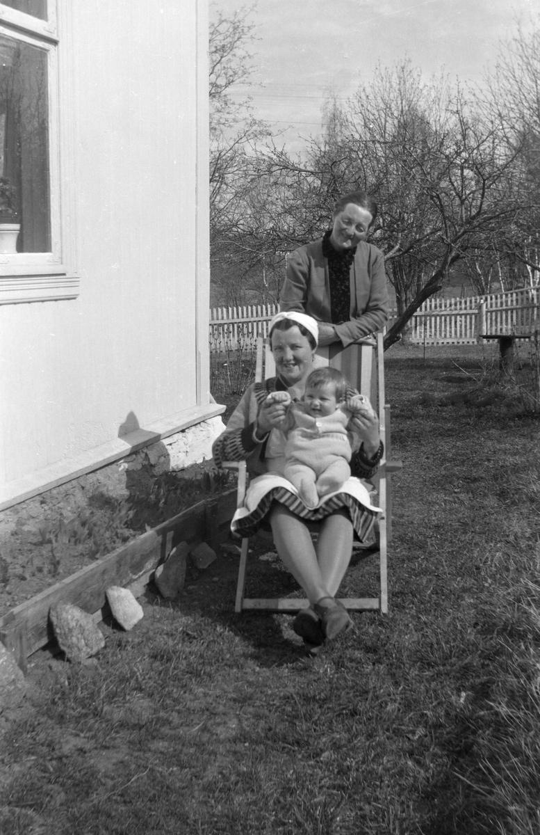 Furnesvegen 140, B. Stensrud kolonial, Solvang, Vang H. Gruppe barn, Bak: Inga Stensrud f. Maurdalen, Olaug Stensrud med Svein-Erik Mordal f. 1941 på fanget. 