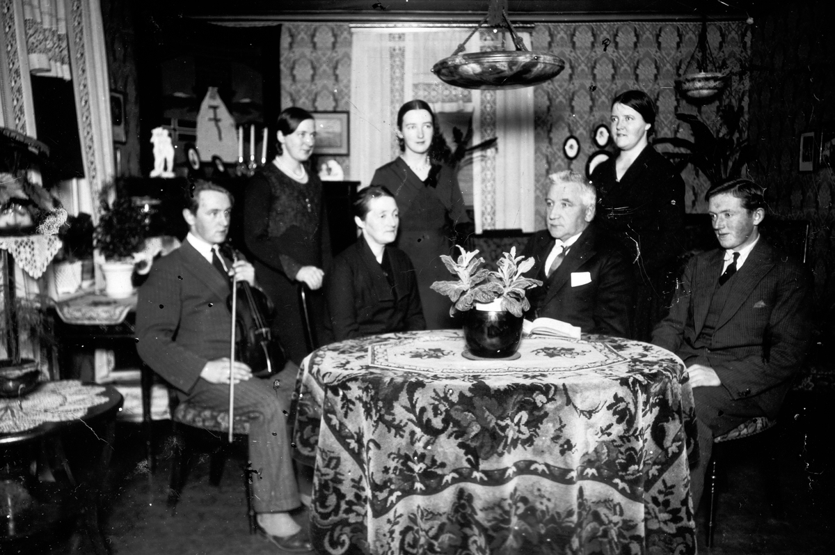 Furnesvegen 140, Solvang, Vang H. Interiør stue, kolonialhandler Bernt Stensrud og familie. 