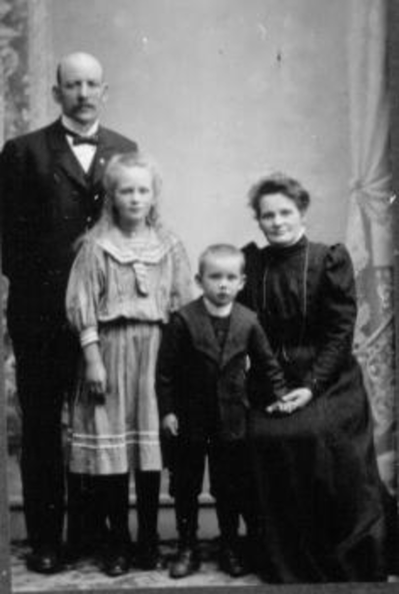 Familien Haugen. 2 voksne og 2 barn.