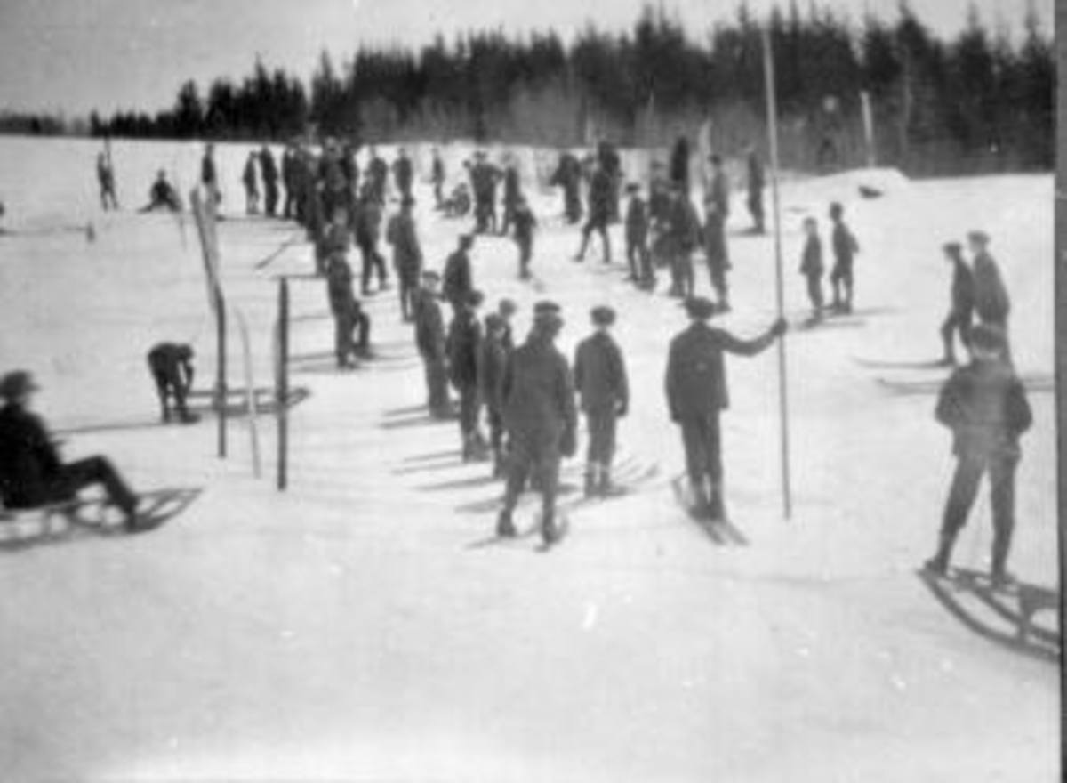 Skirenn med mange gutter på Toftes Gave, Nedre Sund, Helgøya.