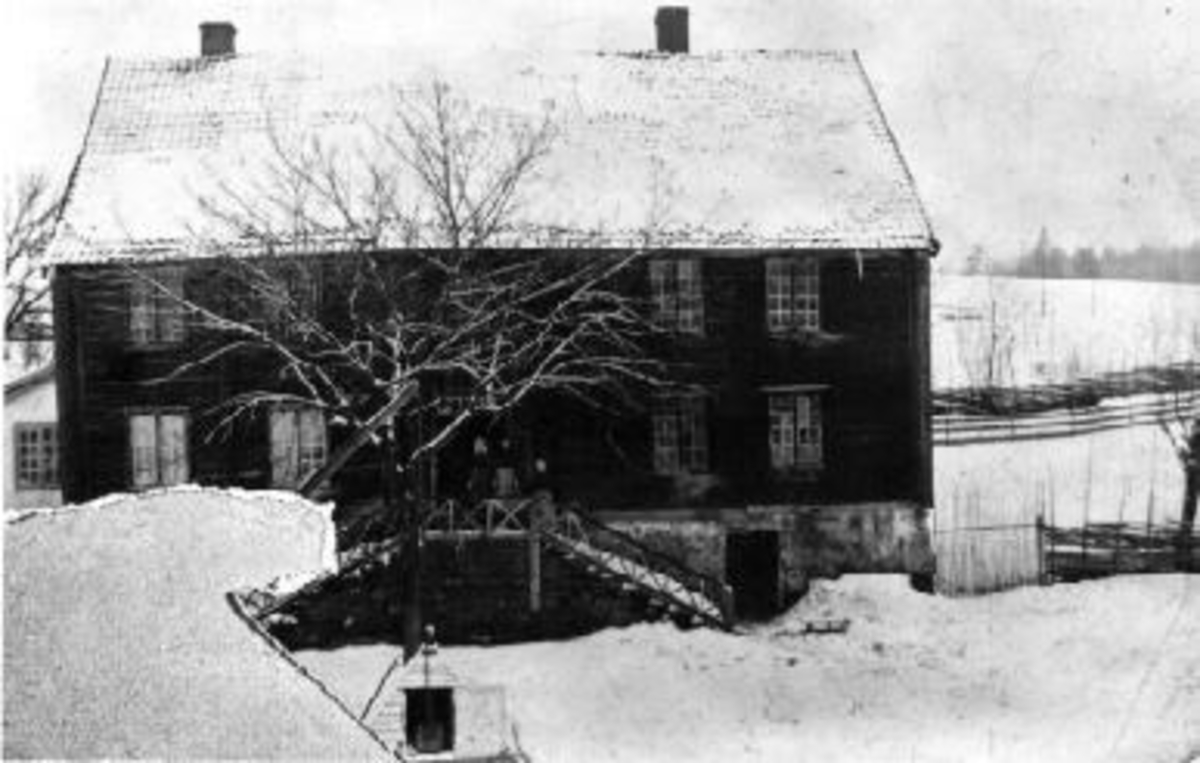 Eksteriør, hovedbygningen på Sølvsberg vestre, Nes, Hedmark. Vinter.