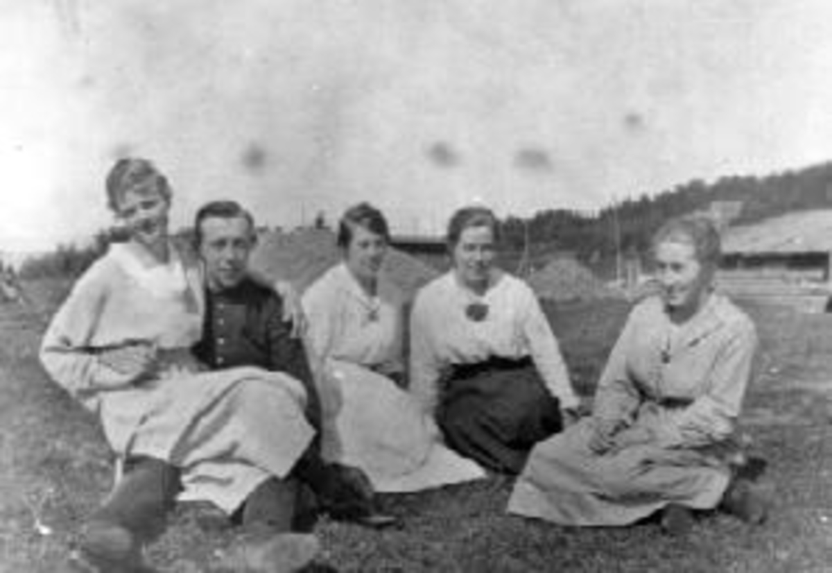 5 ungdommer på tunet på Nedre Maurud, Helgøya. Fra venstre er Sigrid Maurud, Ottar Maurud f. 1899 i uniform, Marie Otilie Maurud (1897-1976), Karen Sofie f. 1895, Lovise Maurud f. 1893.