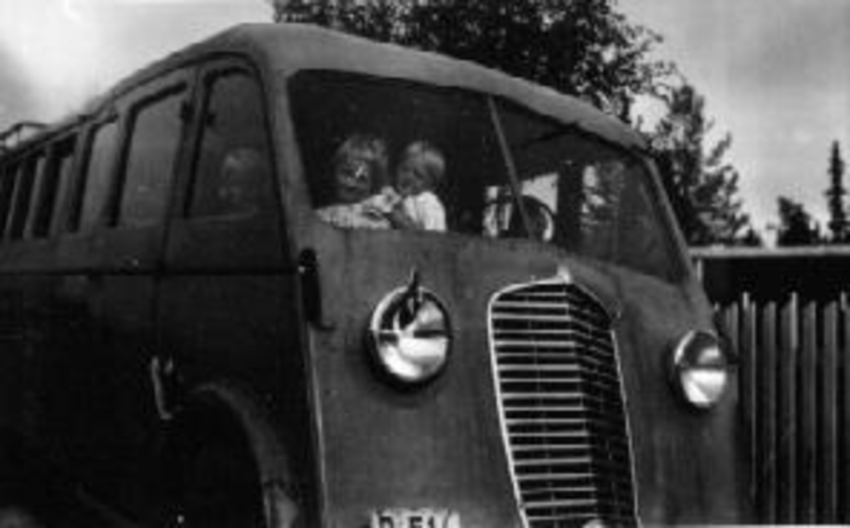 Buss, D-514, barn bak frontruta.