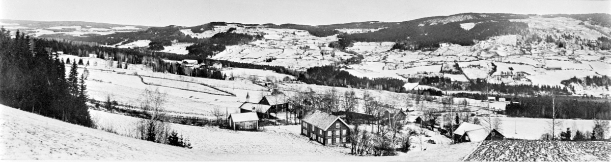 Utsikt fra Veldre mot Furnes. Bergaust gård i forgrunn.