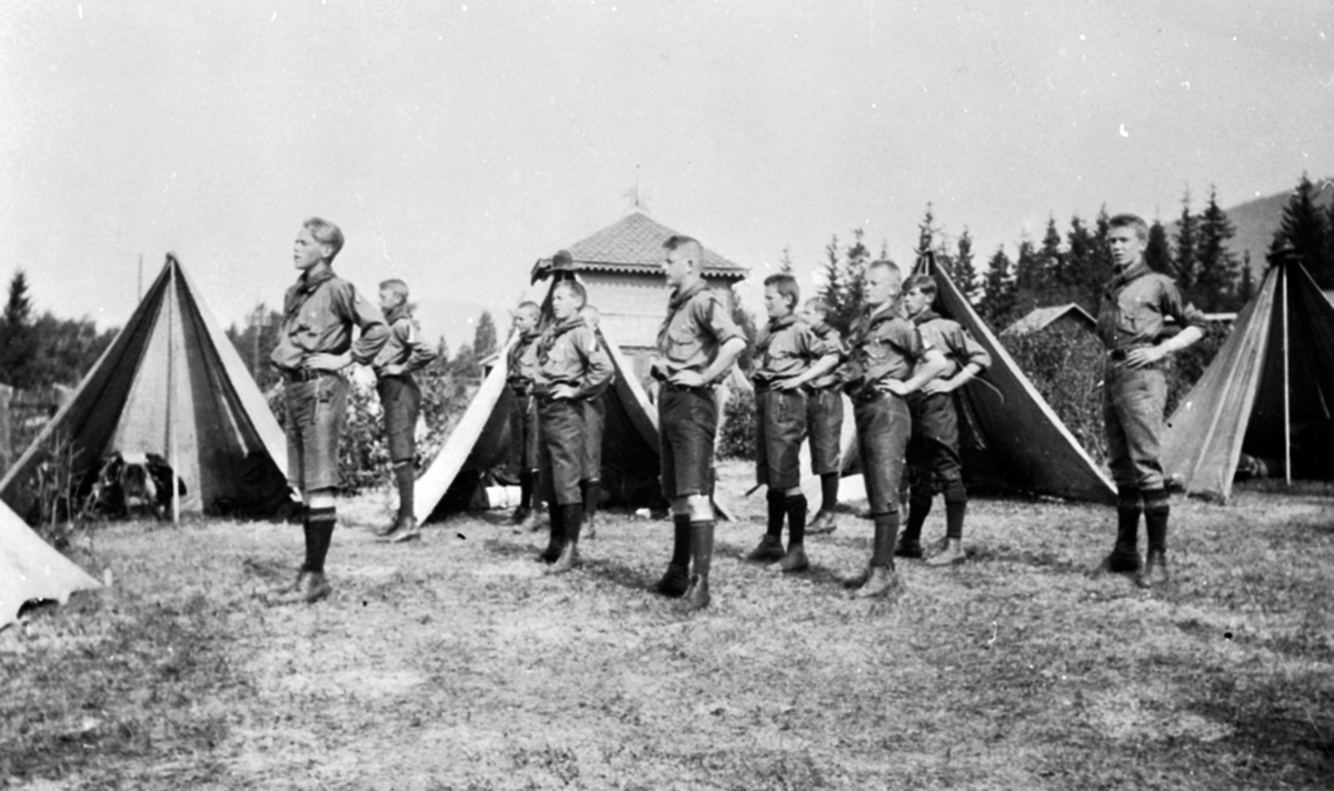 Speiderleir på Lillehammer. Moelvens 1. tropp i oppstilling.