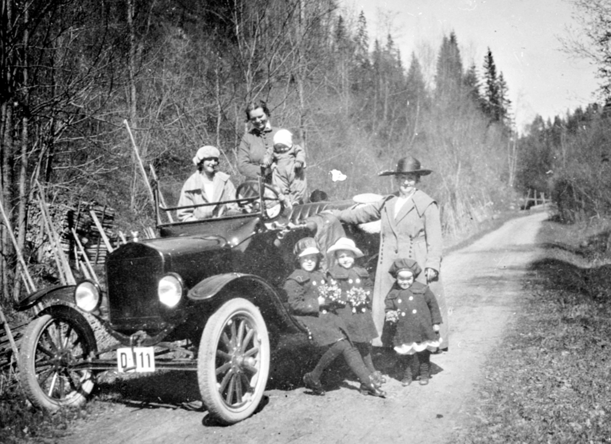 Biltur i Bjørgedalen, Furnes med Ford T 1919-22 modell, D-111. Familien til doktor Karl Løken, Granerud gård, Brumunddal. Småjenter med blomster.