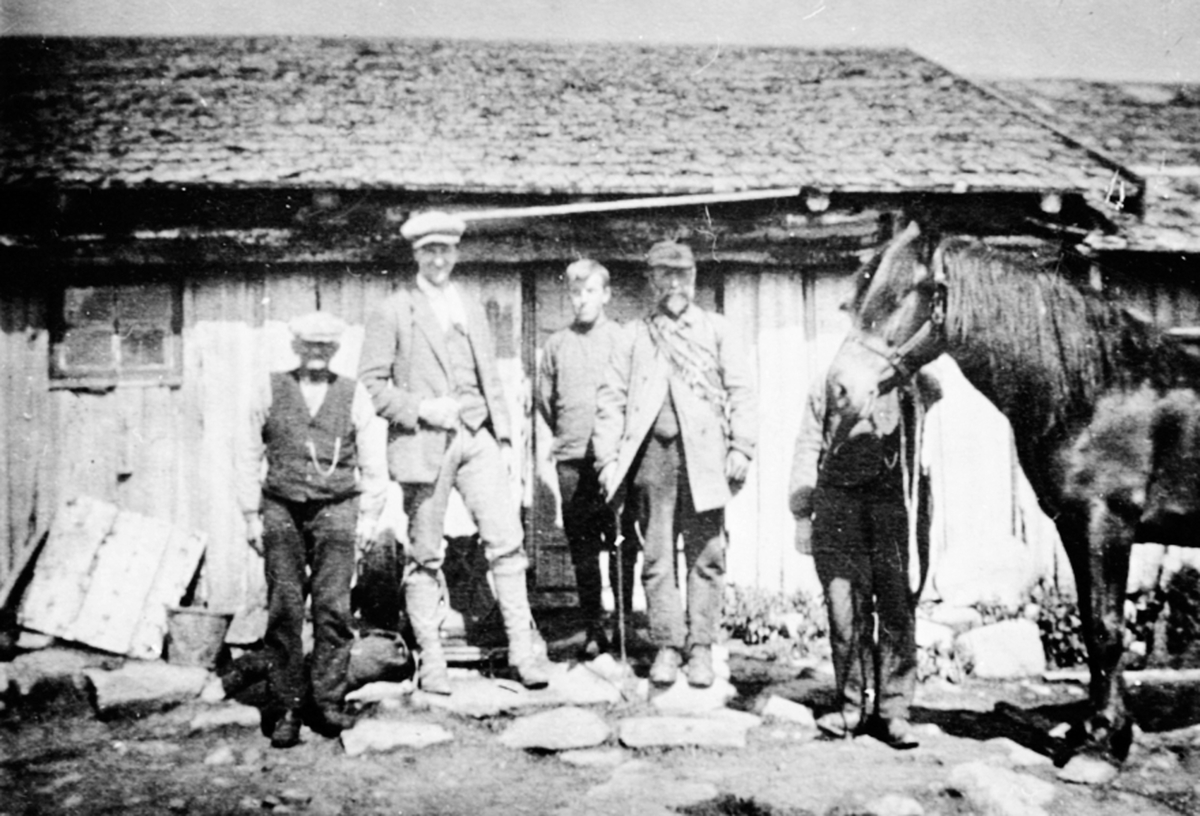 Gruppe menn med hest foran størhuset på Prøva seter i Ringsakerfjellet.