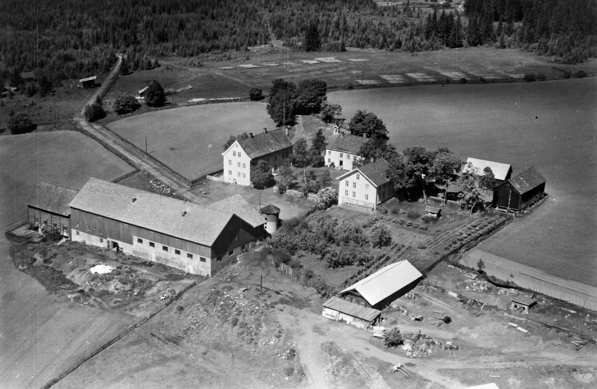 Flyfoto av Hjelmstad gard, Ringsaker.