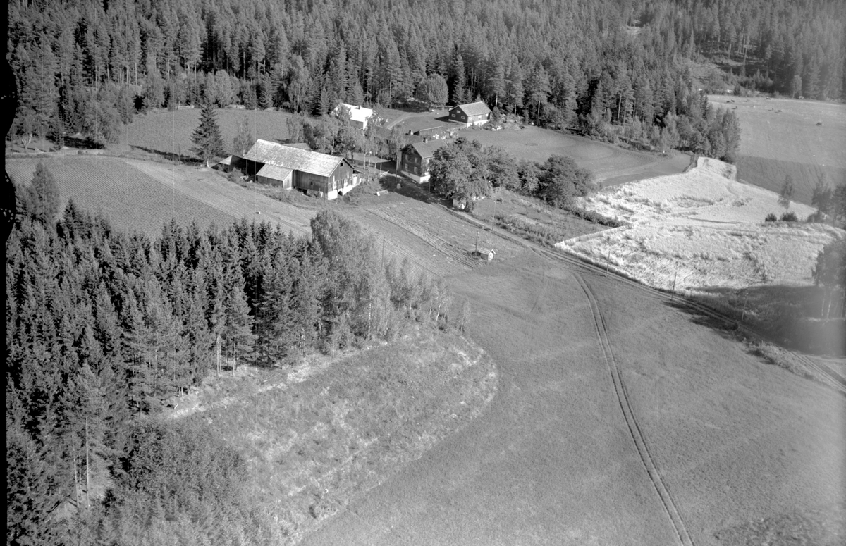 Flyfoto av Kampetin gard, Ringsaker.