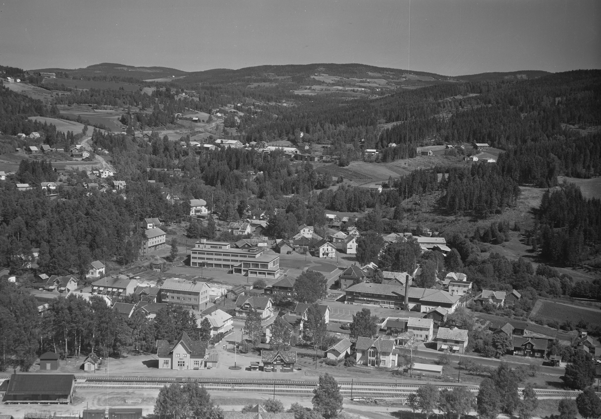 Flyfoto av Moelv sentrum, jernbanestasjon, Storgata.