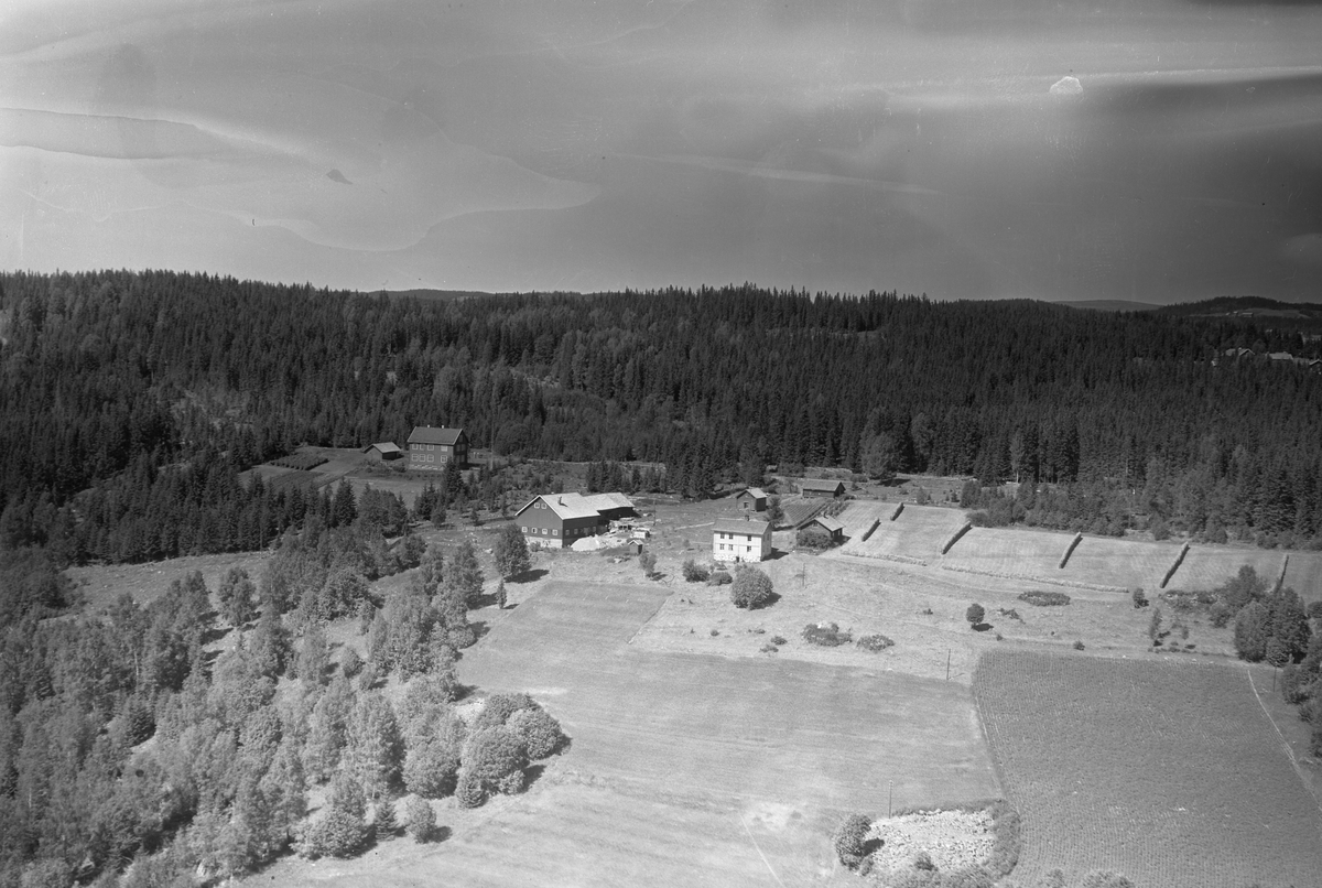 Flyfoto av Sørbruket gard, Brøttum, Ringsaker.
