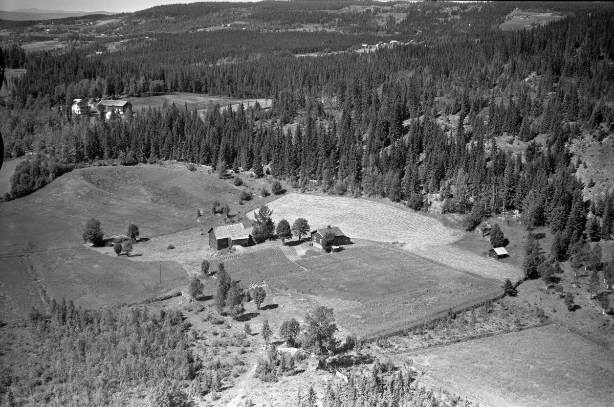 Flyfoto av ukjent gard, Lismarka, Ringsaker.