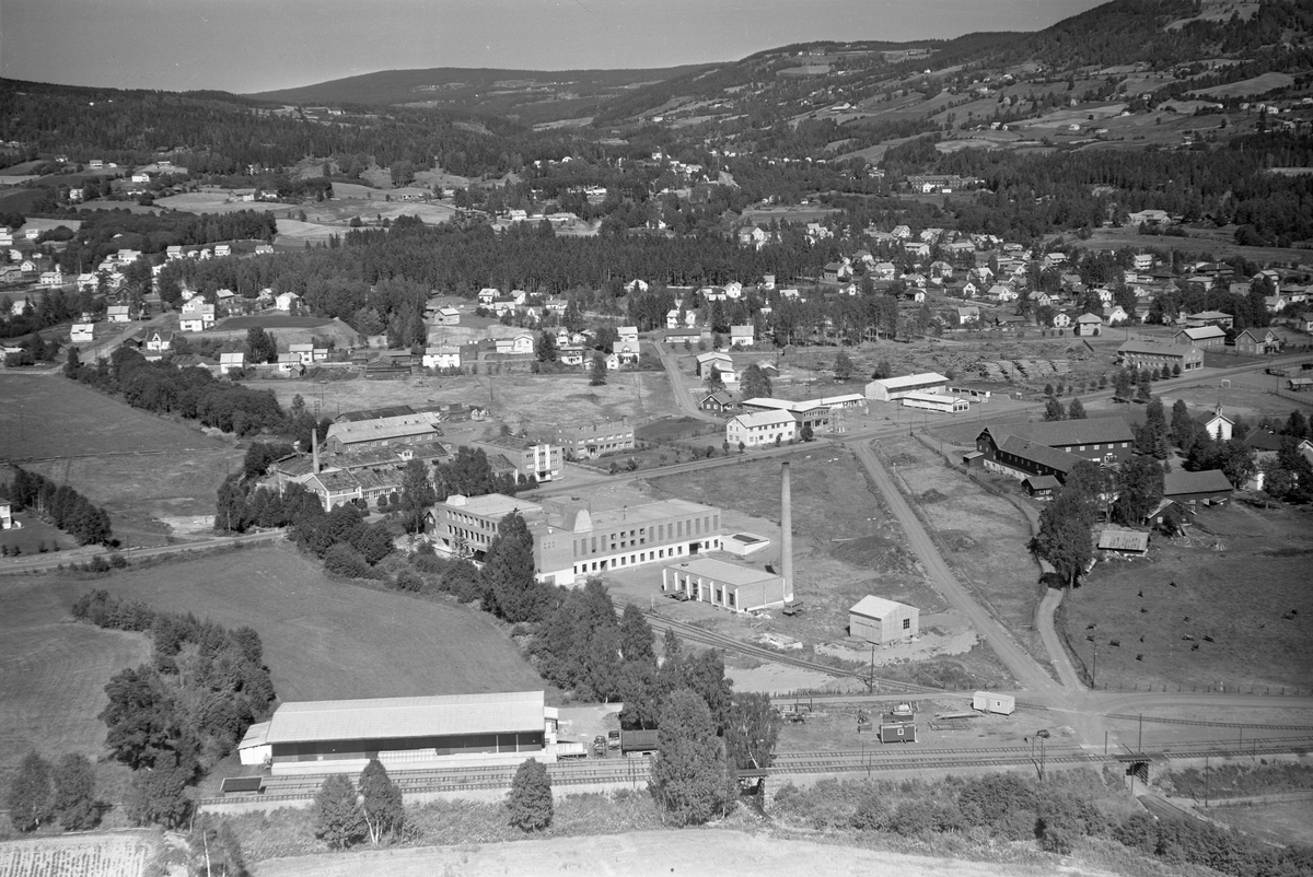 Flyfoto av Hedmark Tørrmelk, Brumunddal. Bebyggelse på Veldresiden.