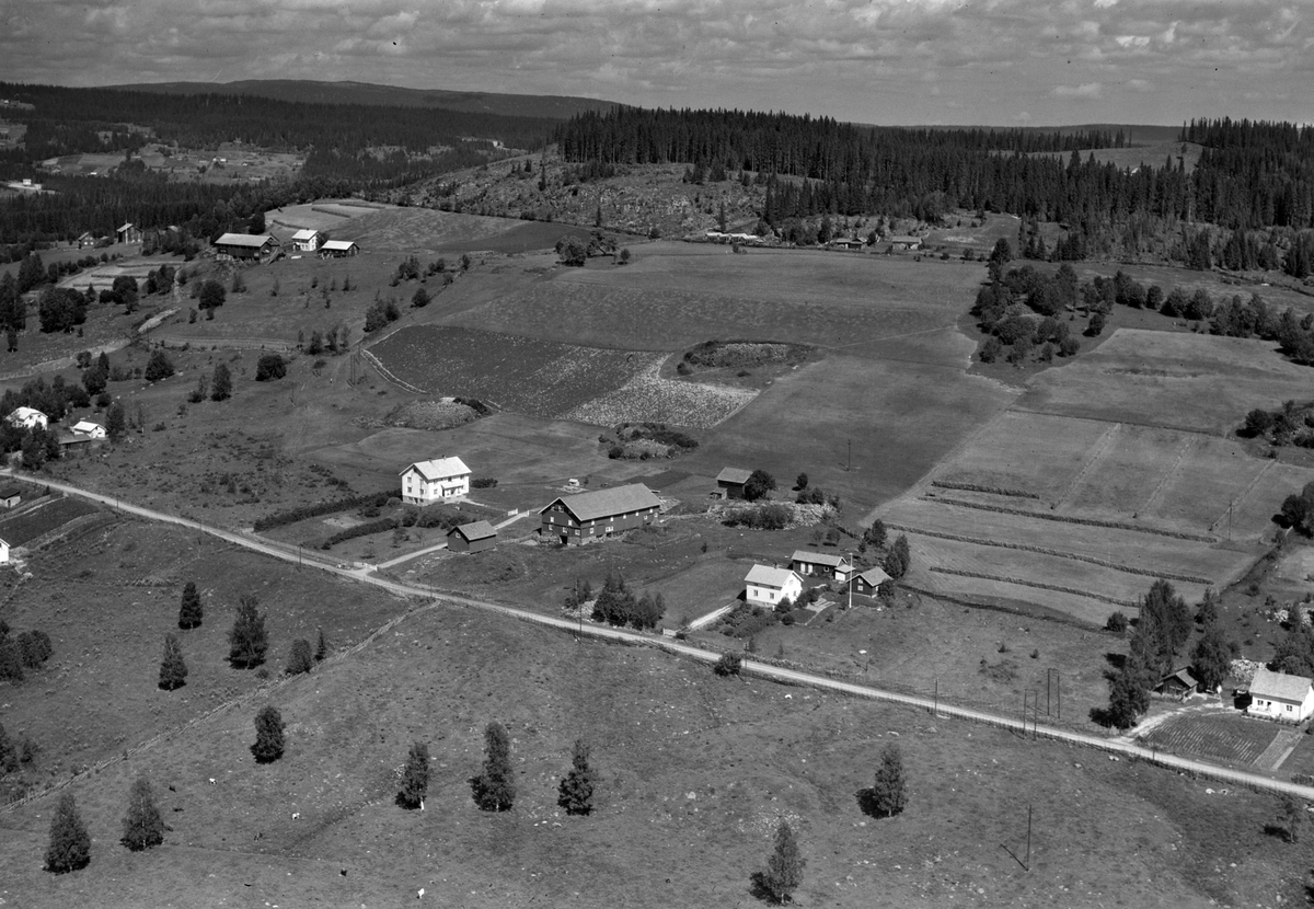 Flyfoto ,midt i bildet Dagfinnåsen (Daffenåsen) nå bruk som Åsli ridesenter. Oppe i bakgrunnen Bergestuen, oppe til venstre Larsåsen og Åsstuen