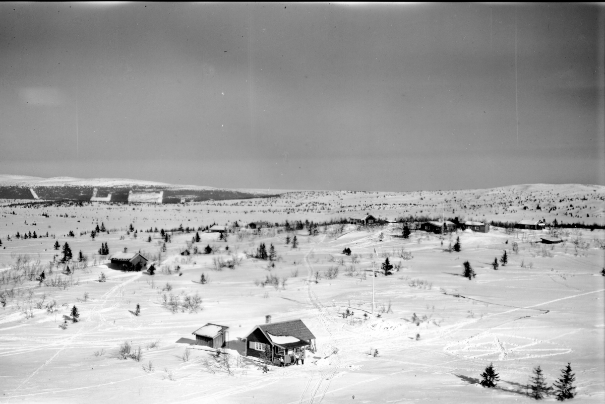 Flyfoto av bebyggelse i vinterlandskap på Sjusjøen, Ringsaker Almenning.