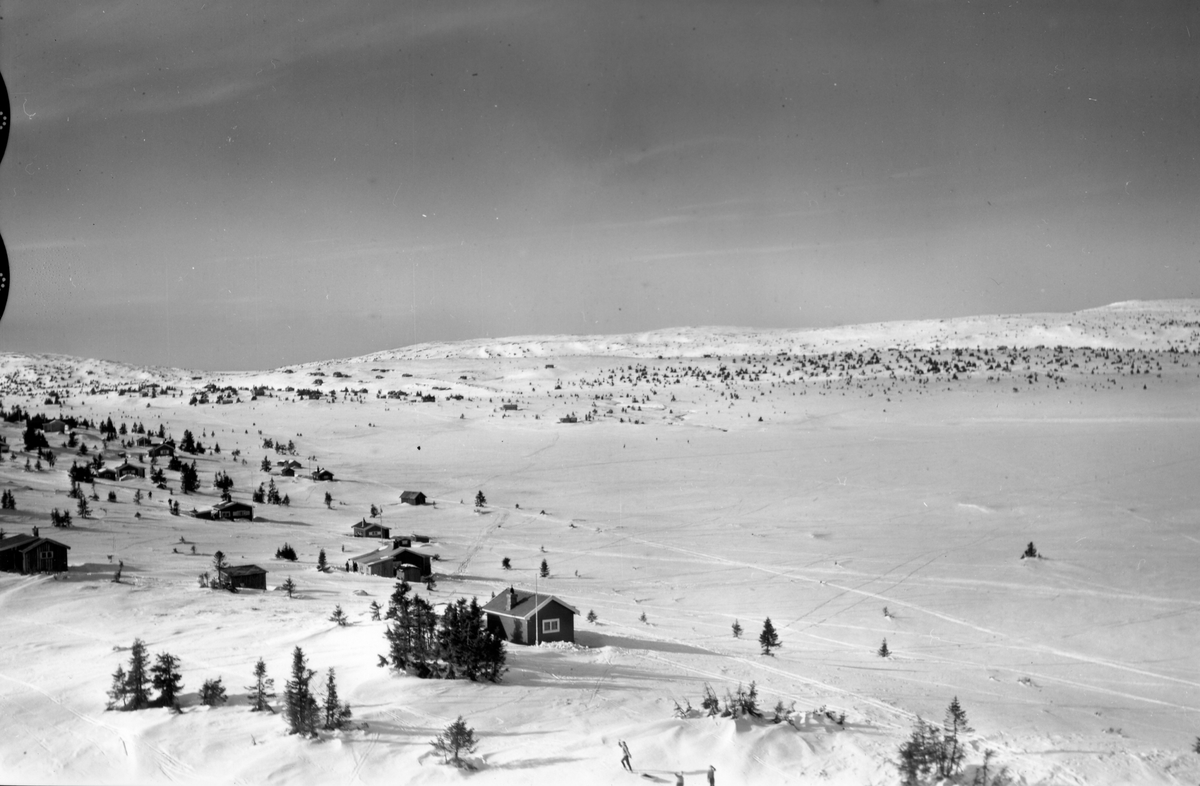 Flyfoto av bebyggelse i vinterlandskap på Sjusjøen, Ringsaker Almenning.