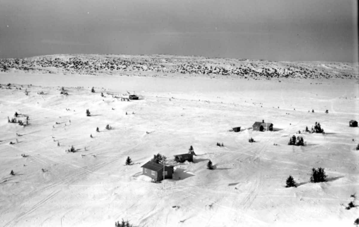 Flyfoto av bebyggelse i vinterlandskap på Sjusjøen, Ringsaker Almenning.