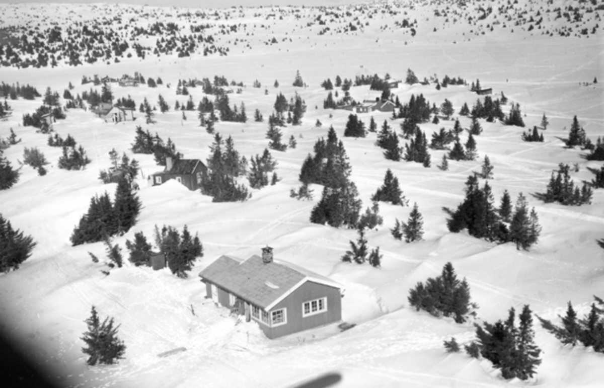 Flyfoto av bebyggelse i vinterlandskap på Sjusjøen, Ringsaker Almenning.